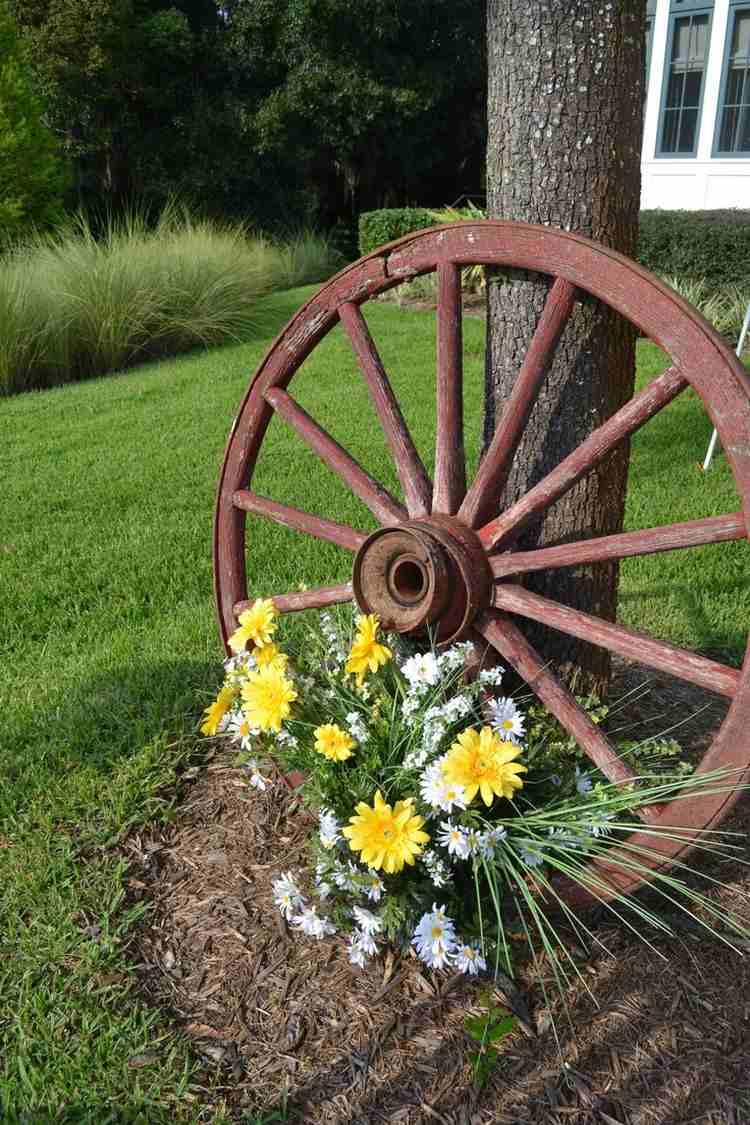jardim da frente-design-decoração-roda-flores de madeira