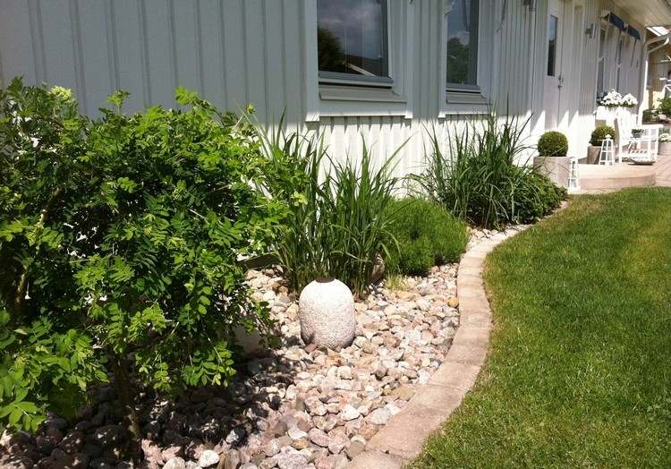 front-garden-design-easy-care-pedry-stone-ornamental-arbustos de grama