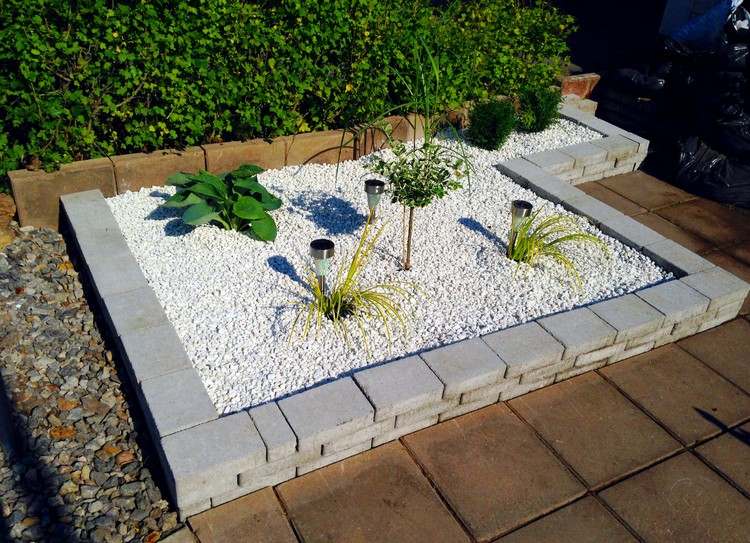 Crie jardins frontais easy-care-white-cascalho-japan-junge-funkia-bollard lights
