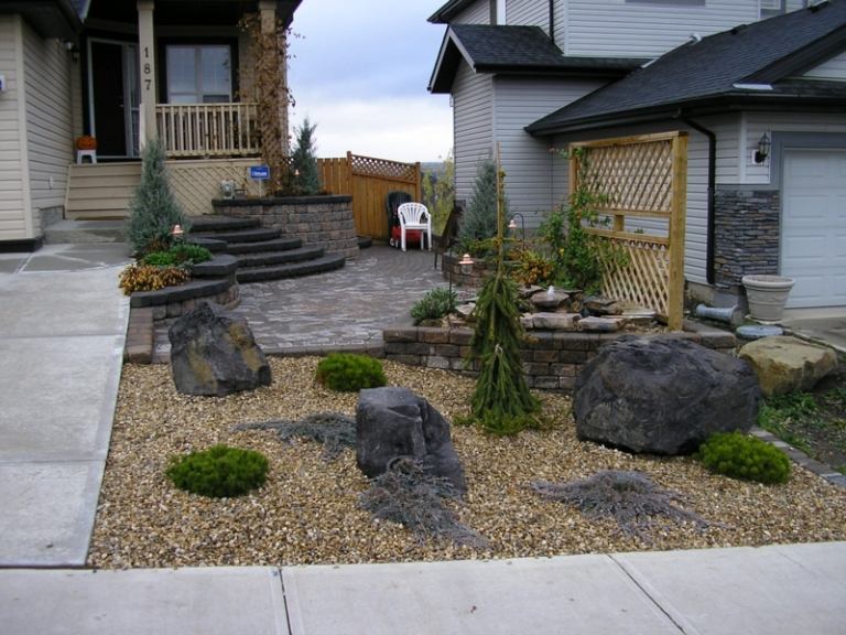 Projeto do jardim frontal com jardim de pedras de cascalho e casas de paralelepípedos
