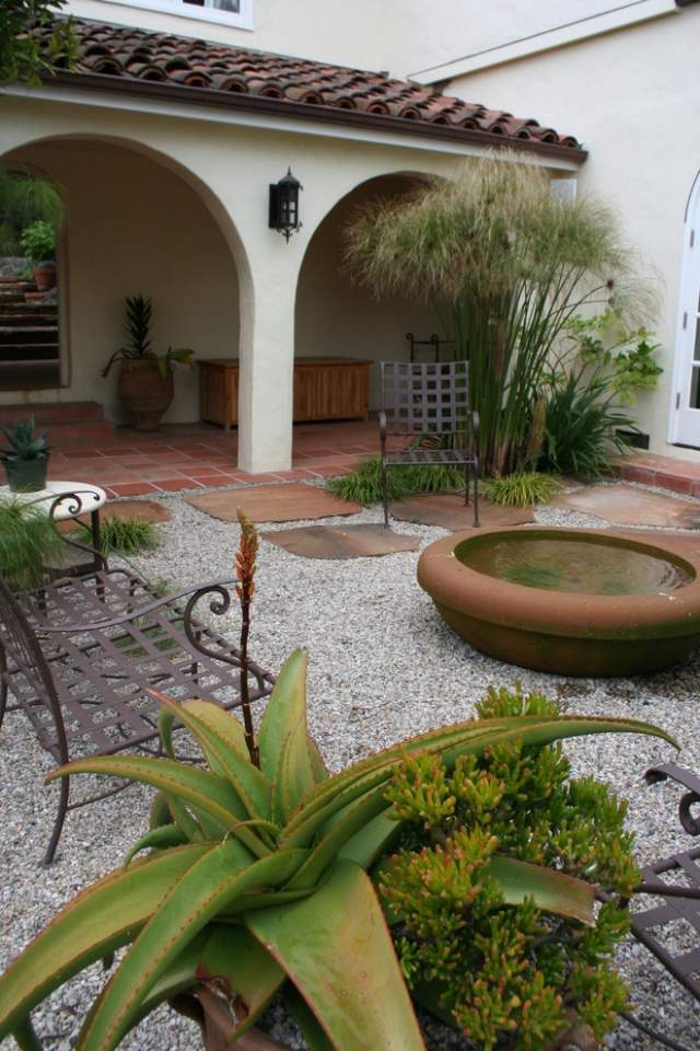 decoração de cascalho solto para pequenos cantos de jardim com atmosfera mediterrânea