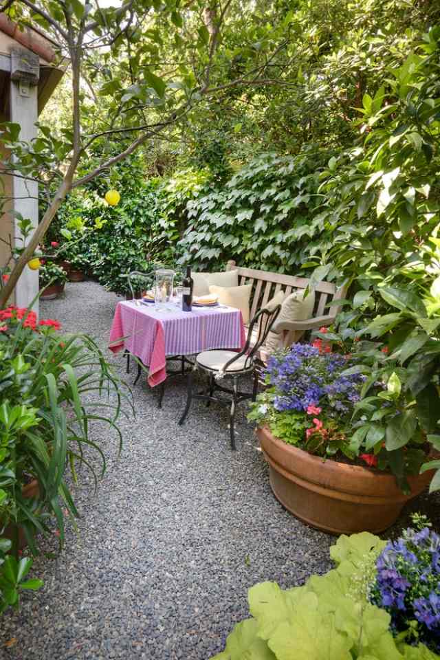 Cobertura de cascalho-moderno-jardim-design-pátio-cadeiras de metal resistentes
