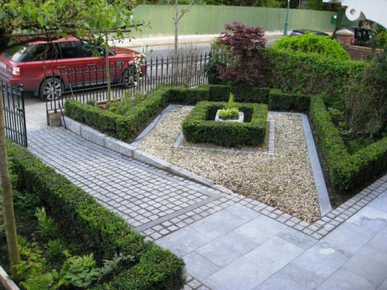 Projeto do jardim frontal com cascalho, cerca viva bege, decoração de buxo