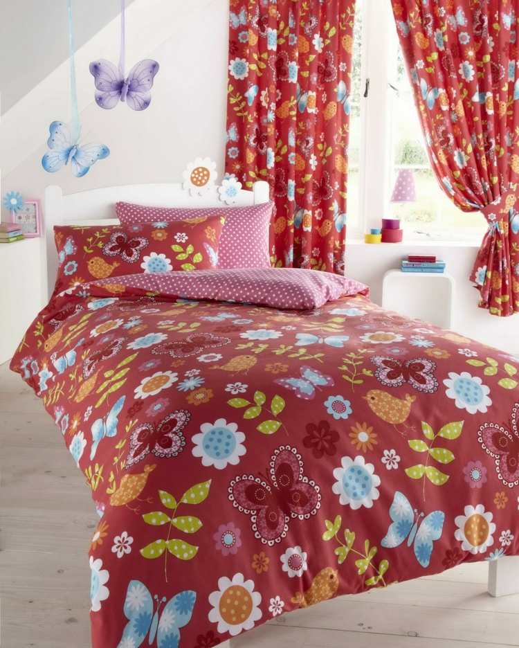 O quarto das crianças o quarto das meninas decoram motivos de borboletas vermelhas