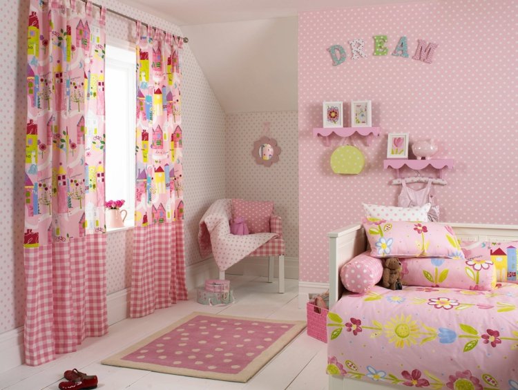Cortinas cor-de-rosa com estampado de flores no quarto da menina do berçário