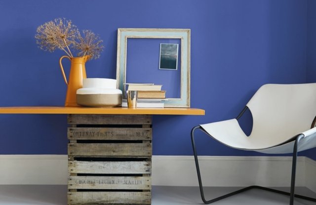 mesa de caixa de madeira de parede de borda branca cadeira branca