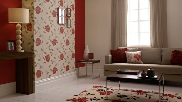 Cores do quarto, papel de parede, padrão romântico na sala de estar com flores bege cor de vinho