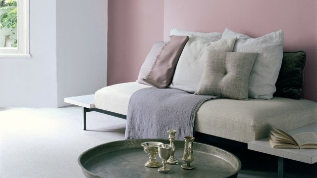 Idéias de cores de parede, almofadas de estofamento, ambiente elegante mesa de centro vintage