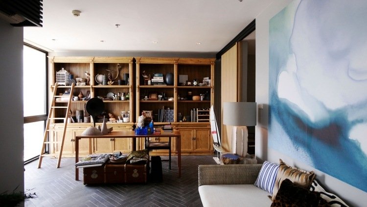 Ideias para pintura de parede -design-aquarela-efeito-aquarela-azul-branco-chão-cinza-biblioteca parede-madeira