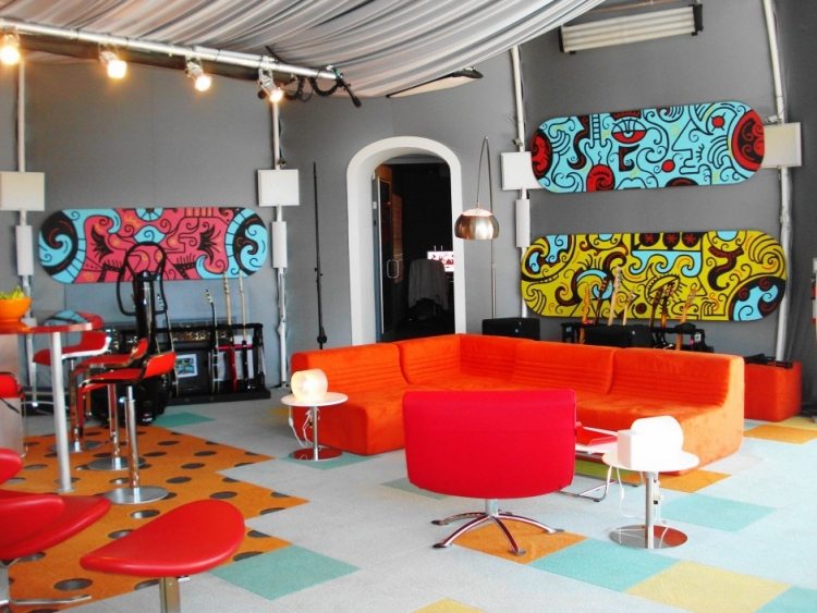 wall-painting-ideas-street-style-graffiti-art-sitting-red-white-modern