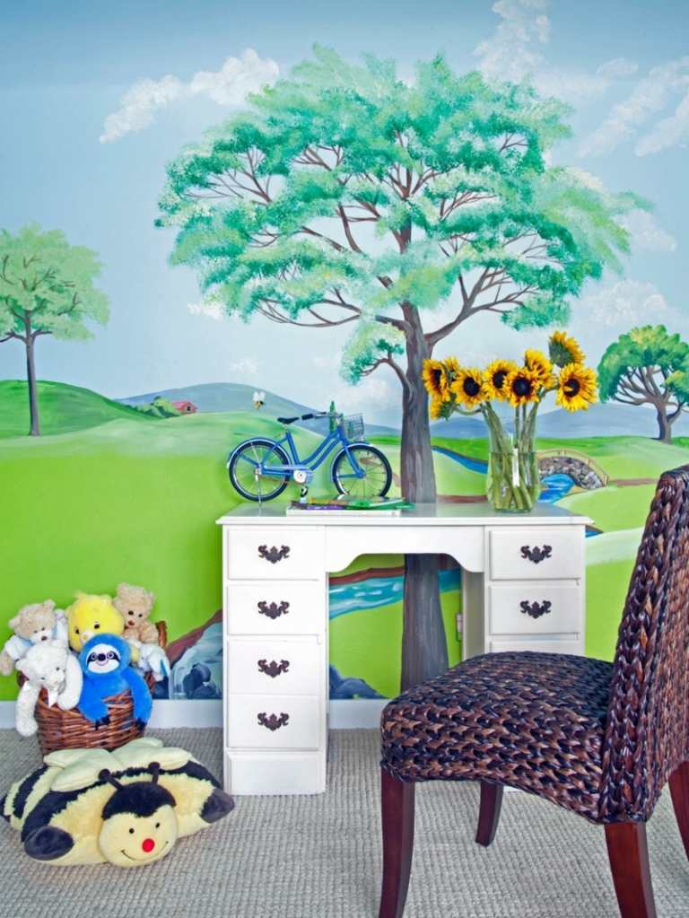 pintura de parede quarto de criança natureza prado árvores branca mesa cadeira estofamento