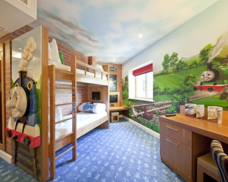 pintura de parede quarto infantil locomotiva thomas loft cama mesa de madeira