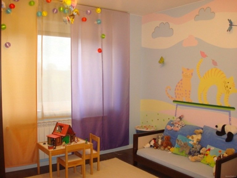 pintura de parede no berçário gatos nuvens cortina roxo laranja mesa