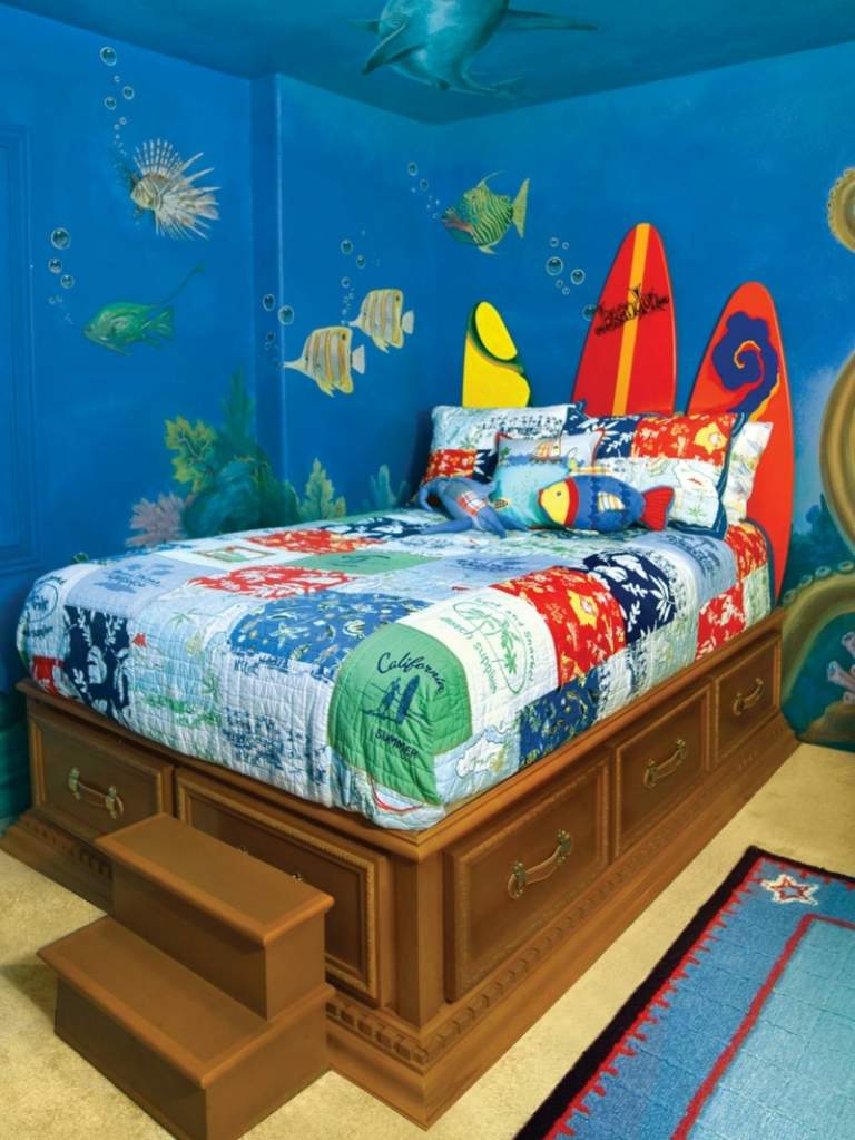 pintura de parede no quarto das crianças mundo subaquático peixe parede azul prancha de surf