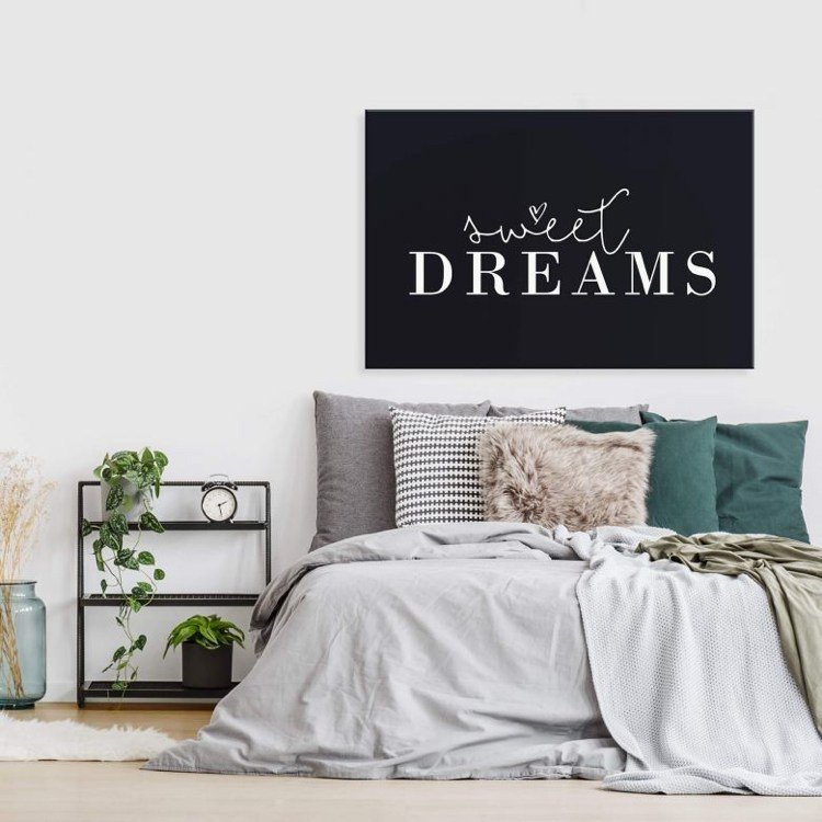 Foto na parede sobre tela dizendo Sweet Dreams em preto e branco