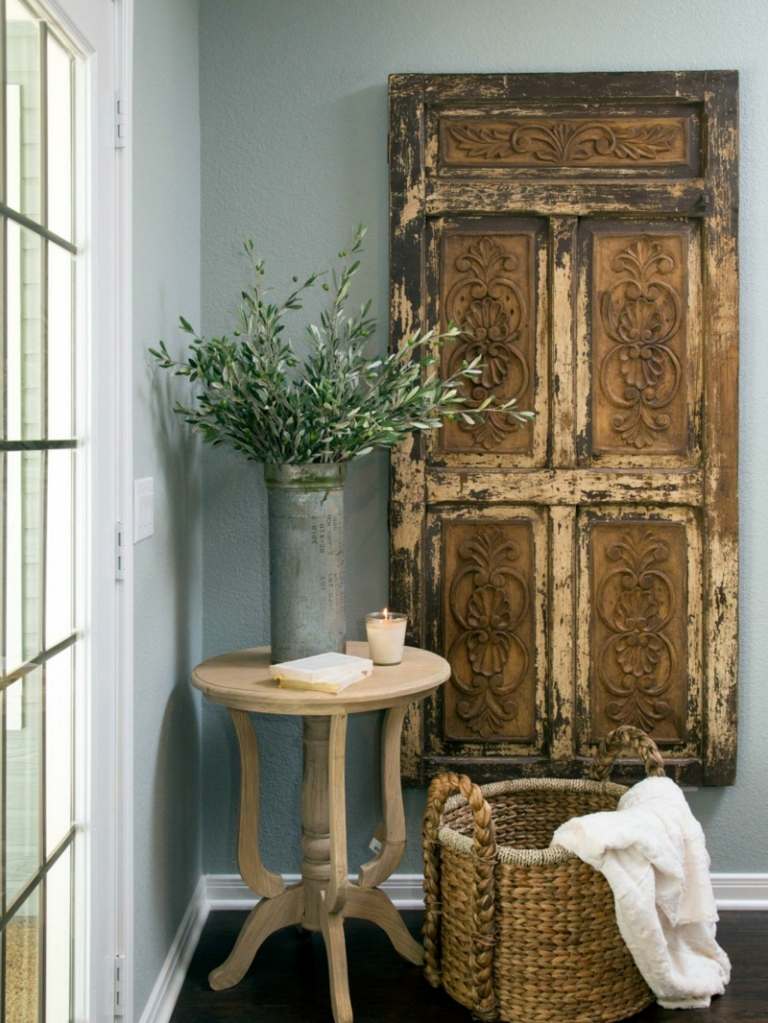 decoração de parede venezianas de madeira penduradas mesa lateral de cesto