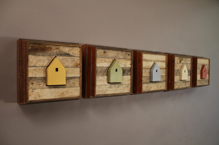 decoração de parede feita de madeira birdhouse-design-colorful-boards-frame