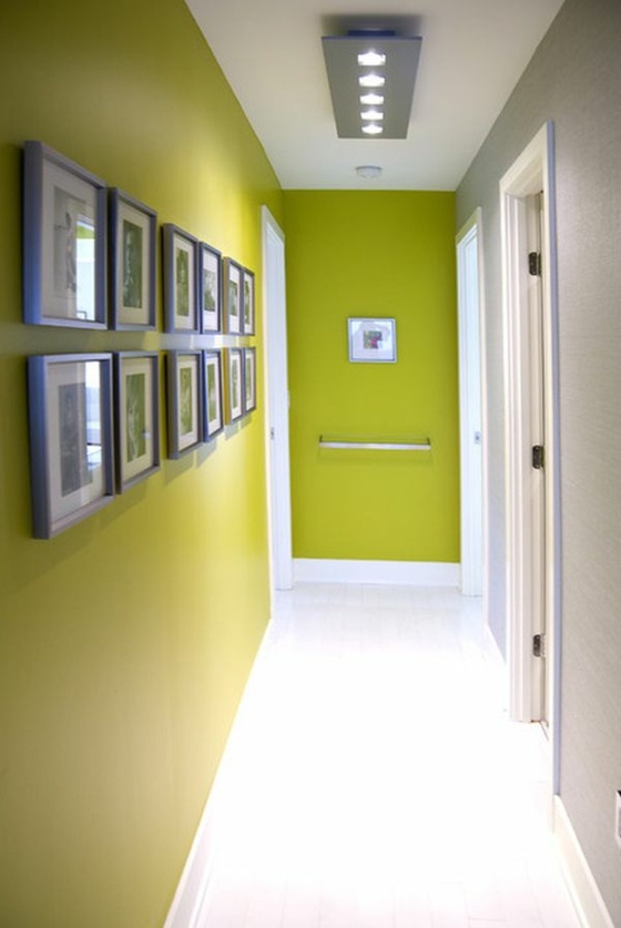 Green-walls-in-the-hall-with-wall-decoration