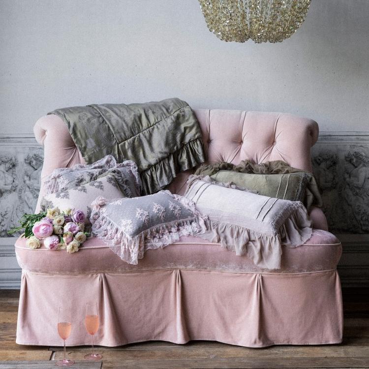 Cor da parede cinza-combinações-rosa-pastel-cores-renda-flores-veludo-sofá-lustre