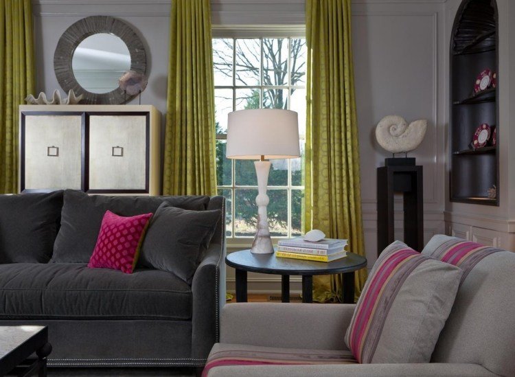 parede-cor-cinza-combinações-lilás-fúcsia-cor-mostarda-amarelo-janela-sala-assentos-móveis estofados