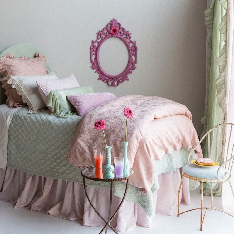 parede-cor-cinza-combinações-rosa-delicado-quarto-roupa de cama-espelho-rosa