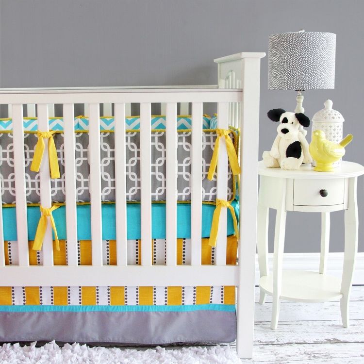 parede-cor-cinza-combinações-quarto de bebê-cama de bebê-amarelo-turquesa-branco-mesa de cabeceira