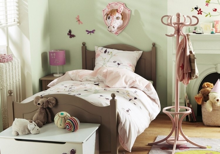 parede-cor-hortelã-verde-quarto infantil-cama-brinquedos-de-peluches-decoração-brinquedos