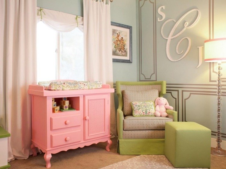 parede-cor-hortelã-verde-bebê-quarto-menina-trocador-rosa-poltrona-decoração-parede-cortinas-luminária de chão