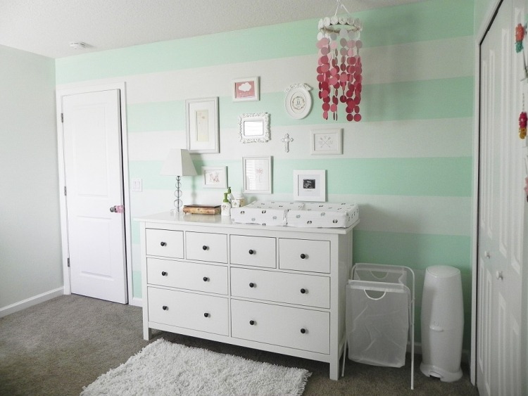 Cor da parede verde-menta -quarto de bebê-branco-listras-cômoda-trocador de mesa-fotos-móvel-carpete