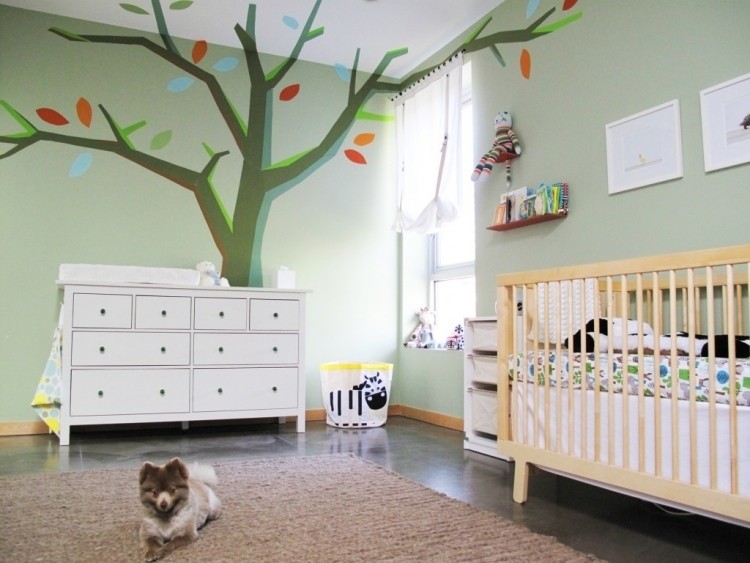 Parede pintura verde hortelã -quarto de bebê-berço-árvore-mural-cômoda-tapete-cachorro