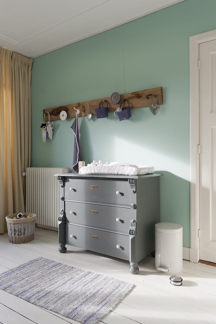 Cor da parede verde menta - trocador de quarto de bebê - cômoda - cinza - branco - armário de parede - porta de madeira