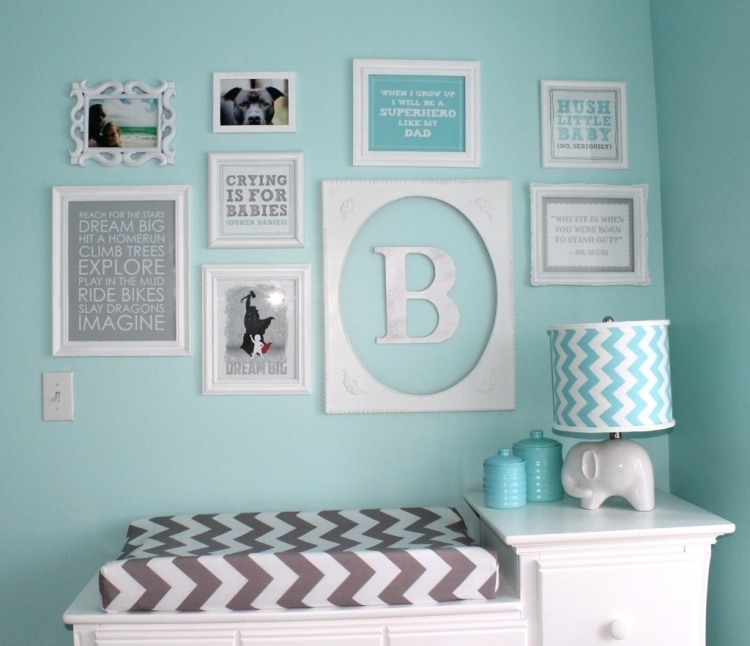 cor da parede-verde-menta-bebê-quarto-trocando mesa-decoração-parede-fotos-fotos-impressões-abajur de mesa-branco-elefant