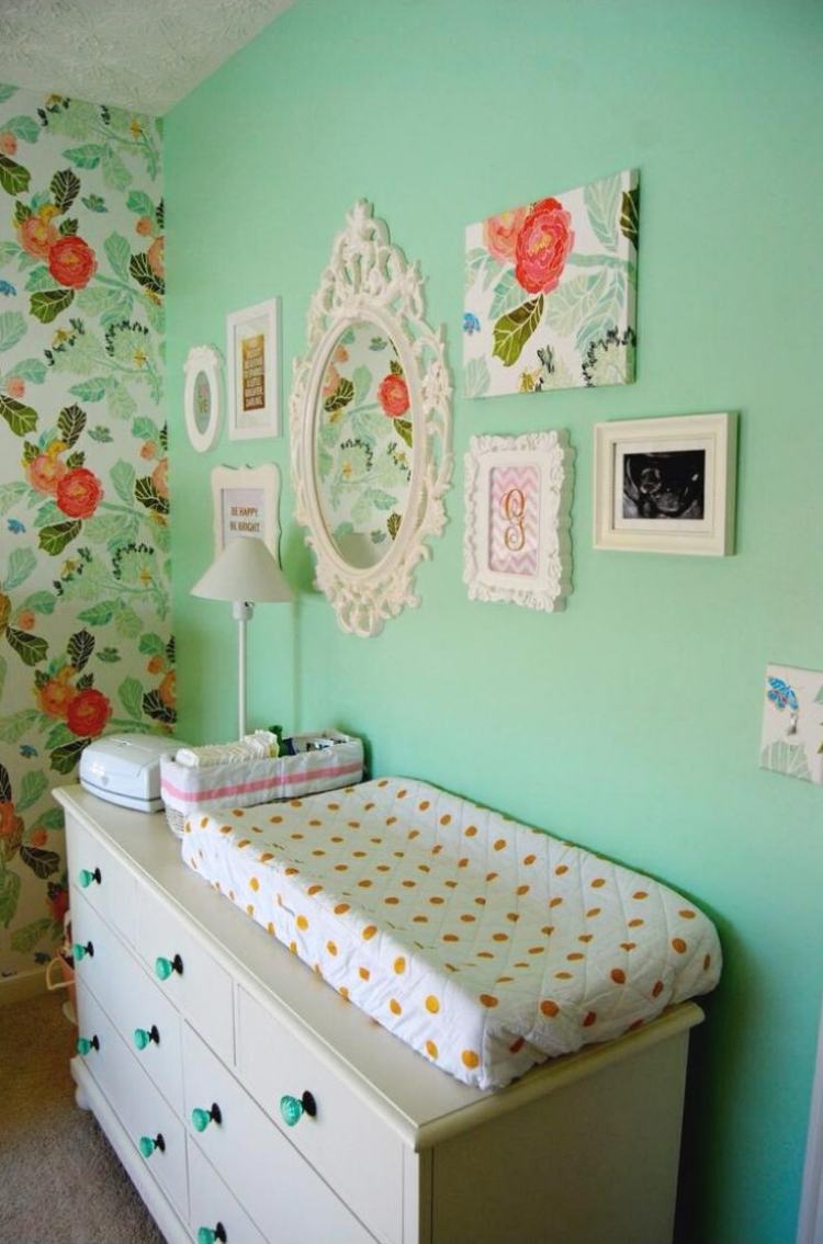 parede-cor-hortelã-verde-bebê-quarto-trocador-mesa-parede-decoração-fotos-papel de parede-cômoda-alças-branco
