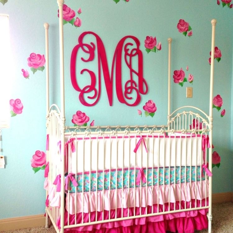 parede-cor-hortelã-verde-bebê-quarto-menina-rosa-rosa-flores-branco-metal-cama-carta-parede
