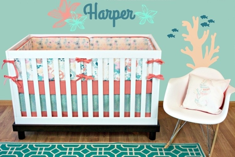 parede tinta-hortelã verde-quarto de bebê-cama de bebê-branco-decalque de parede-piso de madeira-cor coral-cadeira de balanço