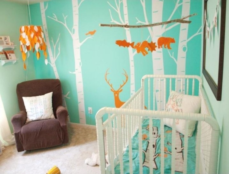 parede-cor-hortelã-verde-quarto-bebê-parede-projeto-cama-bebê-colorido-interessante-floresta-animais-poltrona