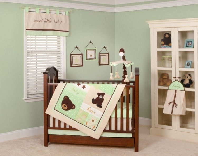 parede-cor-hortelã-verde-quarto-bebê-berço-armário-ursinho de pelúcia-madeira-branco