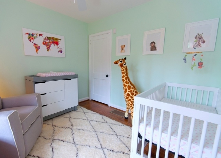 cor da parede-verde-menta-quarto de bebê-berço-branco-poltrona-carpete-cômoda-animais-deco-girafa