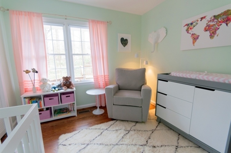 cor da parede-verde menta-quarto de bebê-poltrona-trocador-cômoda-decoração-animais-cortinas-rosa