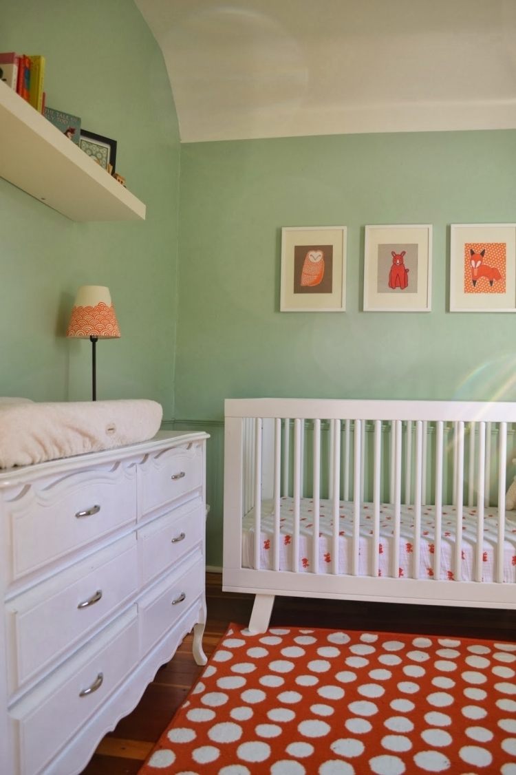 parede-cor-hortelã-verde-bebê-quarto-branco-vermelho-trocador-mesa-cômoda-fotos-tapete-pontos