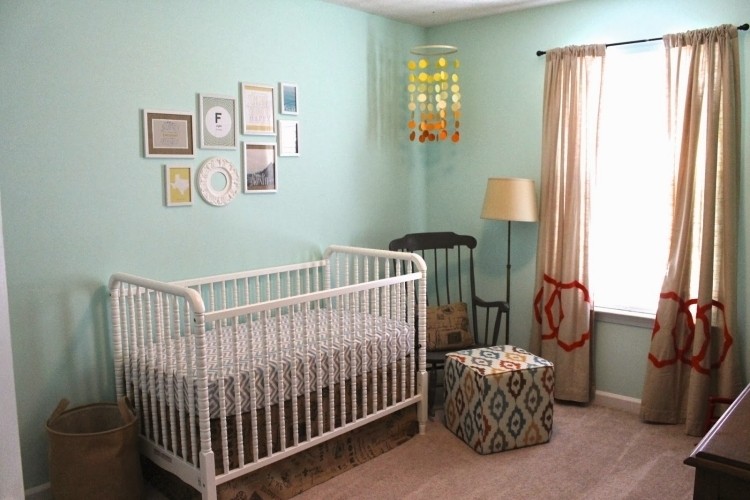 parede-cor-hortelã-verde-quarto-bebê-berço-fotos-deco-cadeira de balanço-janela-cortinas-branco-madeira