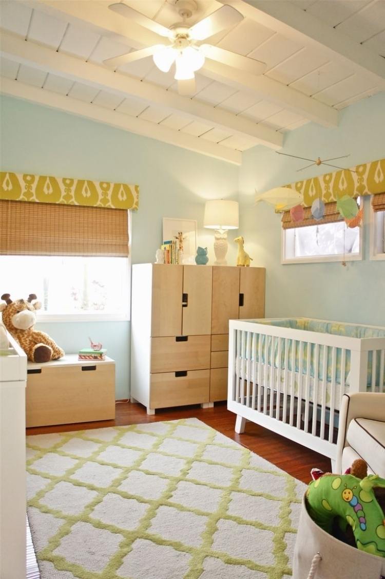 parede-cor-hortelã-verde-quarto de bebê-berço-luz proteção-tapete-fofinhos-animais-branco