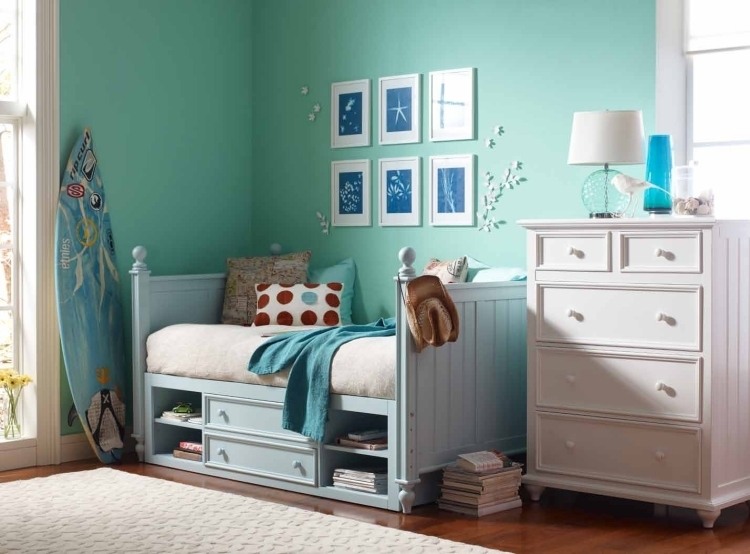 parede cor-verde-menta-quarto infantil-cama-gaveta-cômoda-branco-abajur-decoração-parede-fotos-prancha de surfe