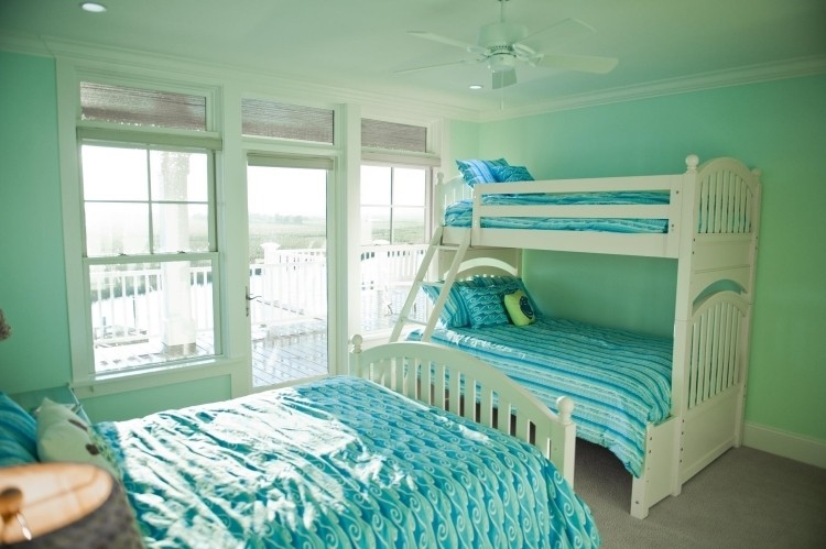 parede cor-verde hortelã-quarto infantil-cama loft-branco-terraço janela-porta-roupa de cama