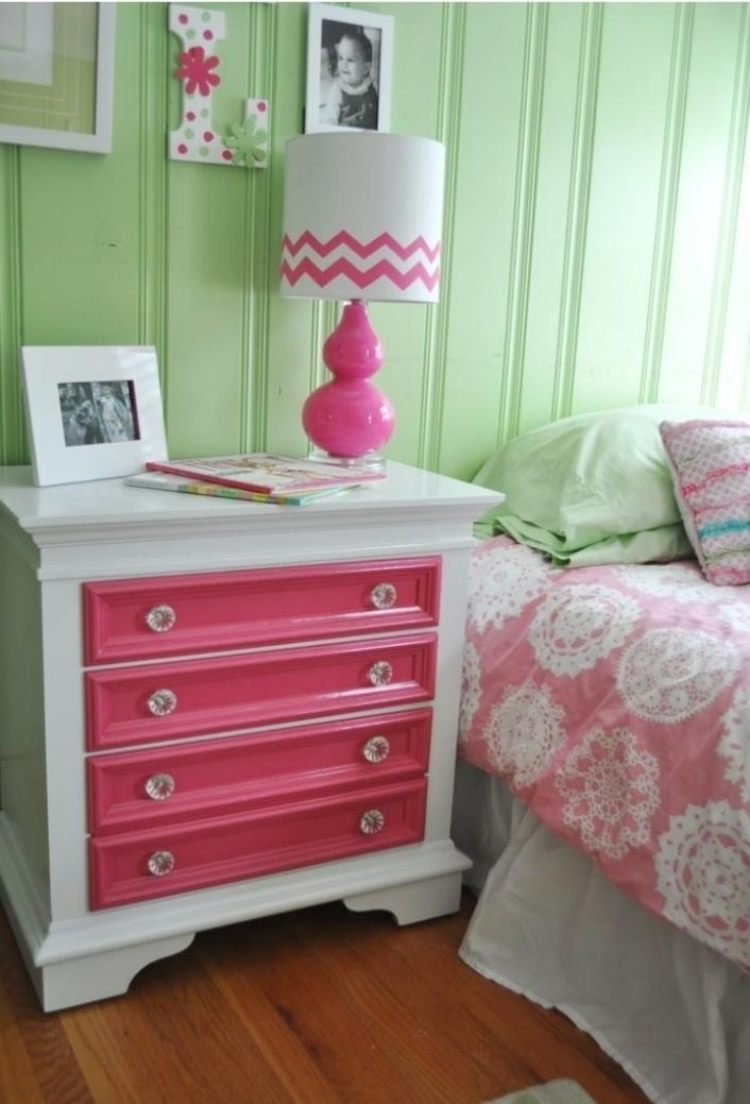 parede-cor-hortelã-verde-quarto infantil-menina-cama-cabeceira-mesa-abajur-noite-decoração-roupa de cama-fotos