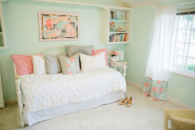 parede-cor-hortelã-verde-criança-quarto-menina-branco-rosa-travesseiro-deco-teto-imagem