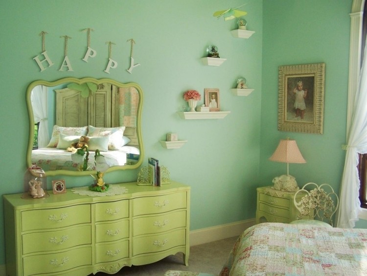 parede-cor-hortelã-verde-quarto infantil-estilo victoria-clássico-mobiliário-decoração-rosa-teto-patchwork