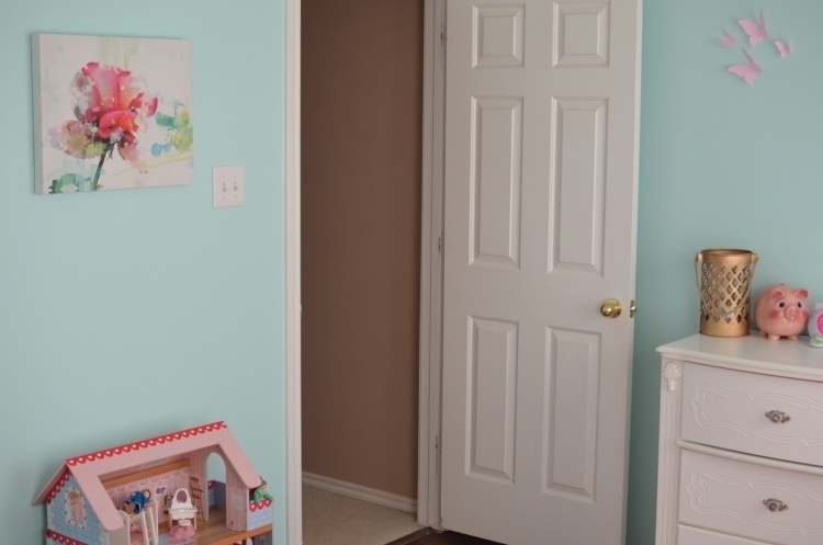 parede-cor-hortelã-verde-quarto infantil-menina-casa de boneca-cômoda-porta-branco-quadro
