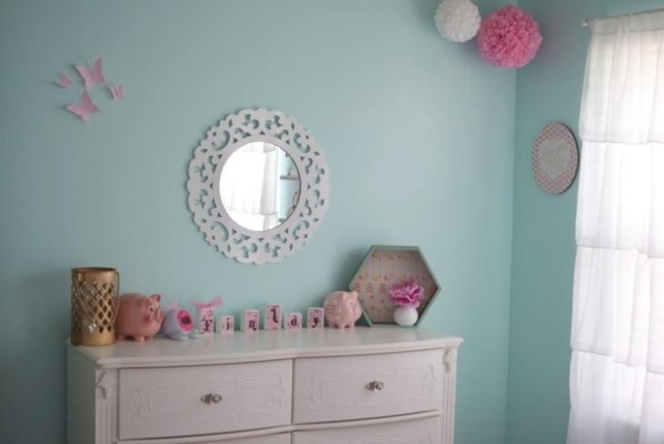 parede-cor-hortelã-verde-quarto infantil-cômoda-figuras-espelho-cortinas-redondas-rosa-branco