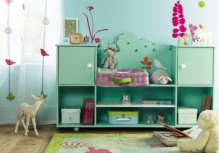 Parede-tinta-verde-menta-quarto de criança-prateleira-armário-tapete-colorido-padrão-brinquedos-decalque de parede